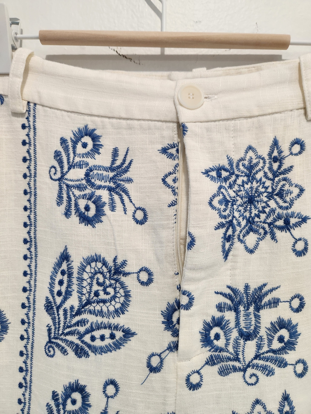 Zara Cream Wide-Leg Capris with Blue Embroidered Floral Print - Picture 3 of 13